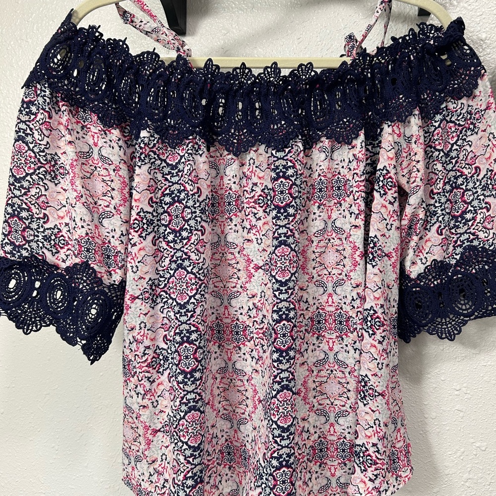 Summer top, off the shoulders